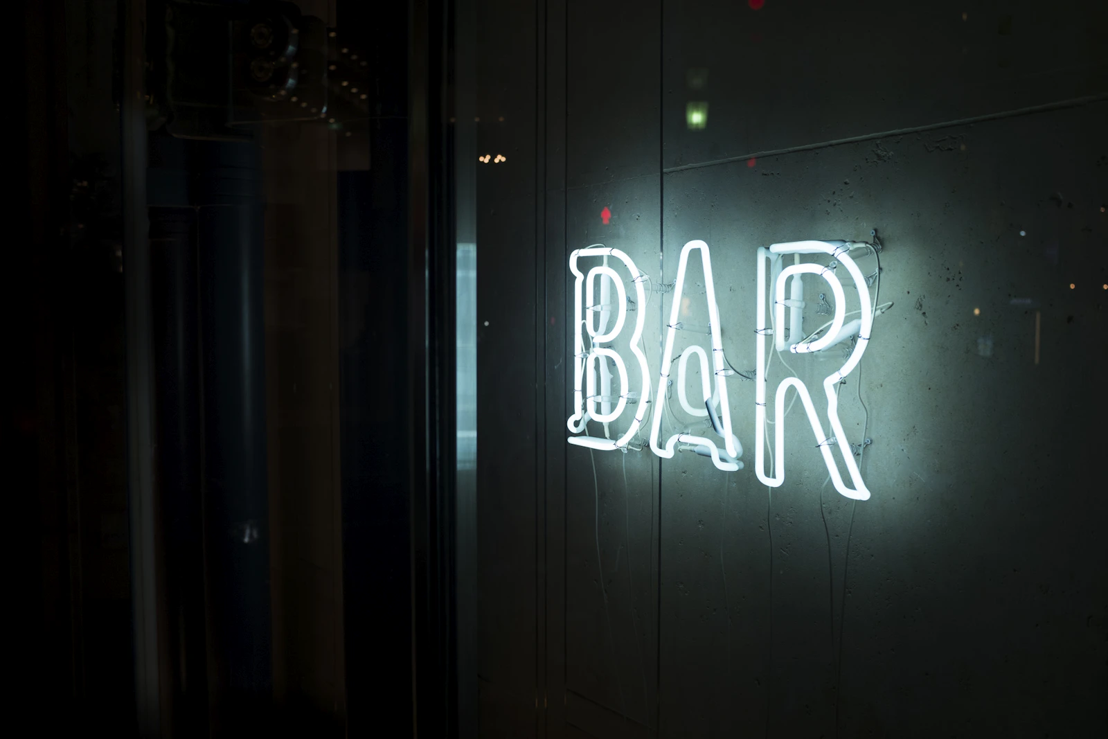 Neon sign above a small bar in Cais do Sodré