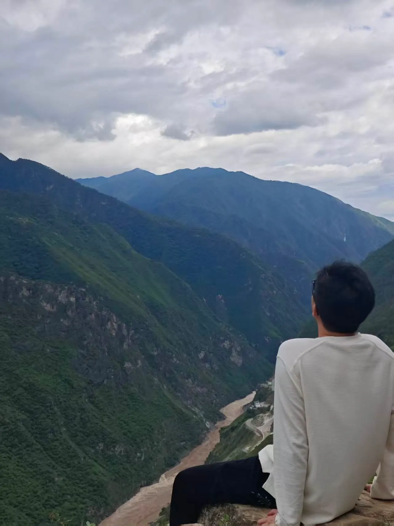 虎跳峡的险峻山路