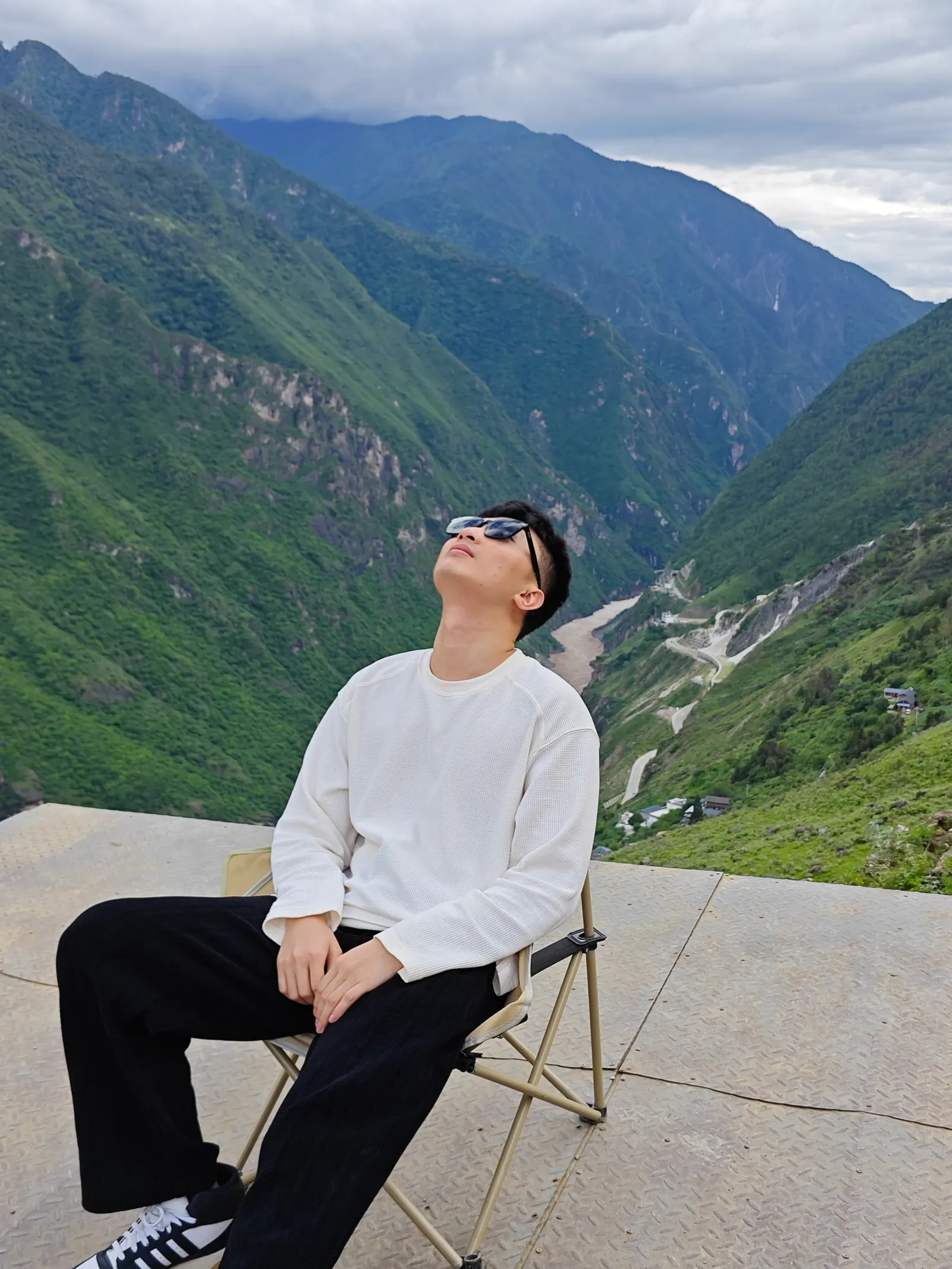 虎跳峡徒步，对面是日照金山