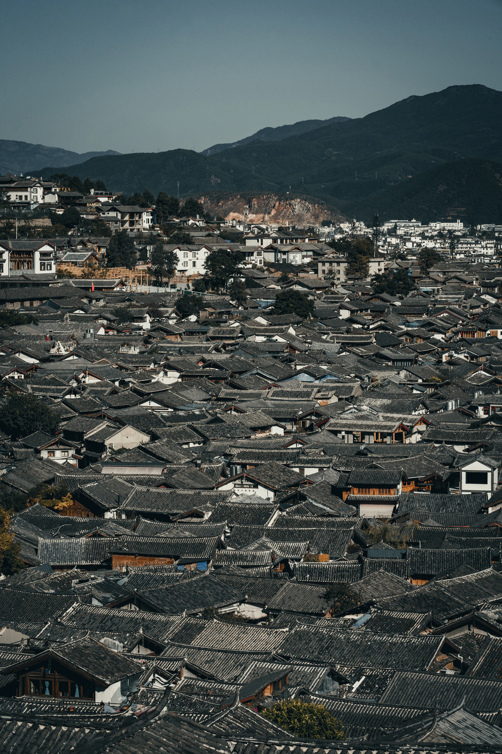 云南古镇的青石板路，远处群山如黛