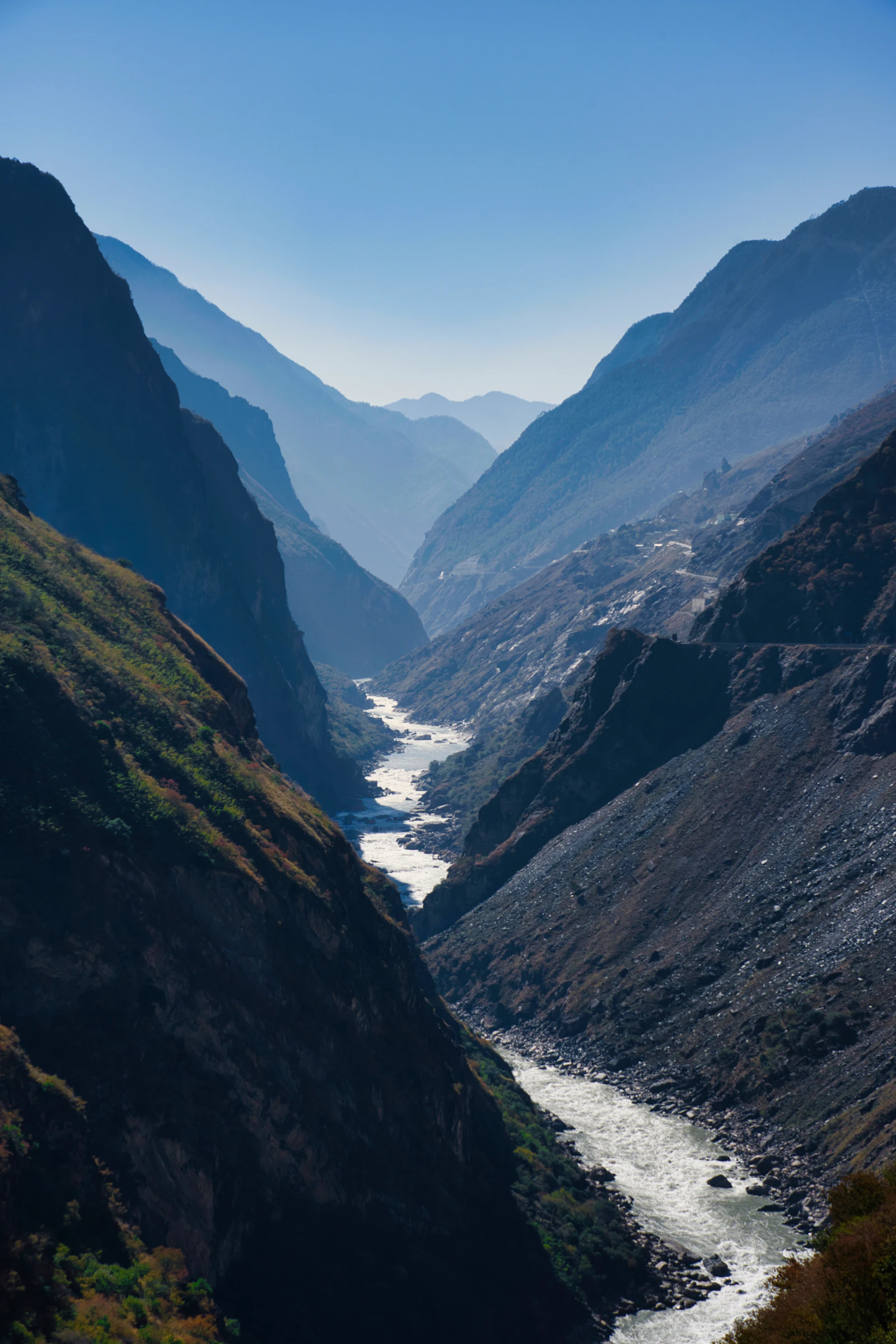 虎跳峡的怒涛在峡谷中奔涌，两岸壁立千仞