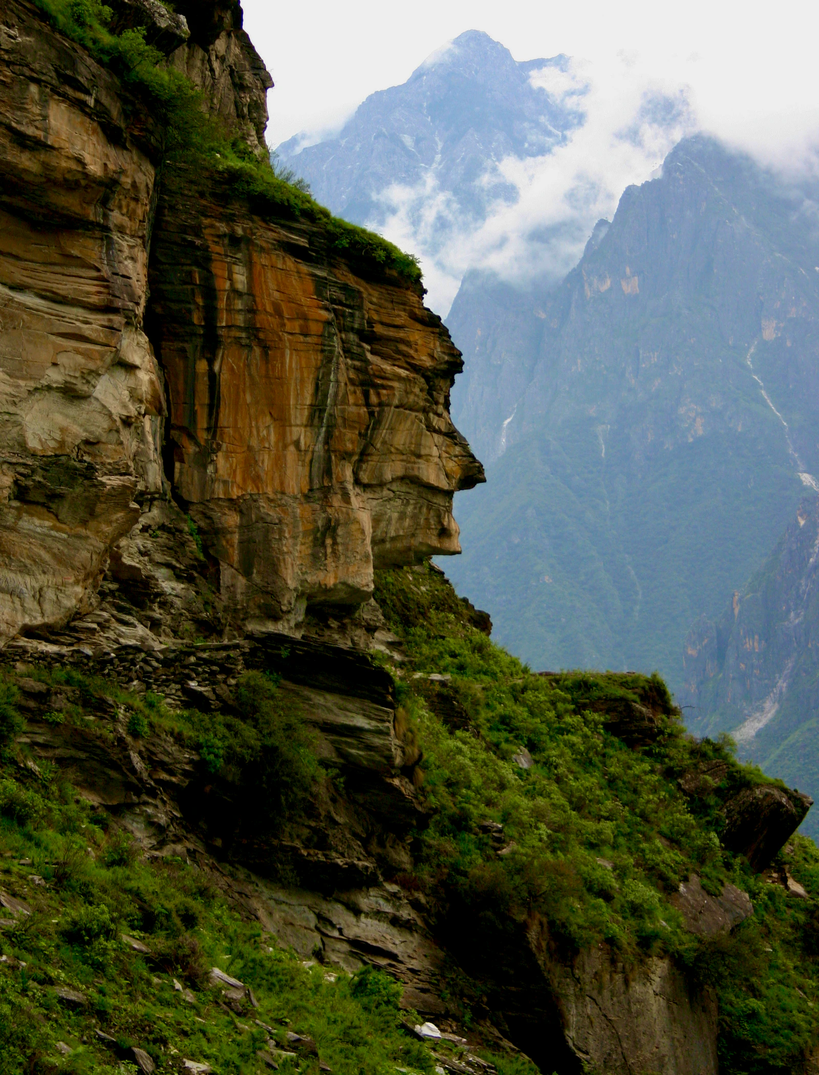 虎跳峡峡谷深处，金沙江劈开雪山