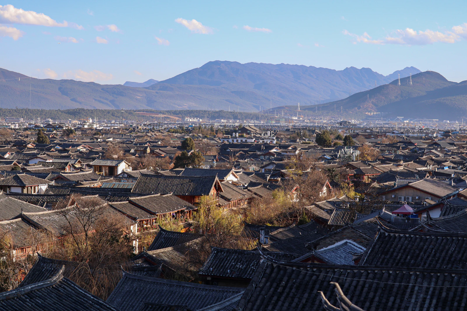 云南高原的山城暮色，层叠的屋顶没入群山